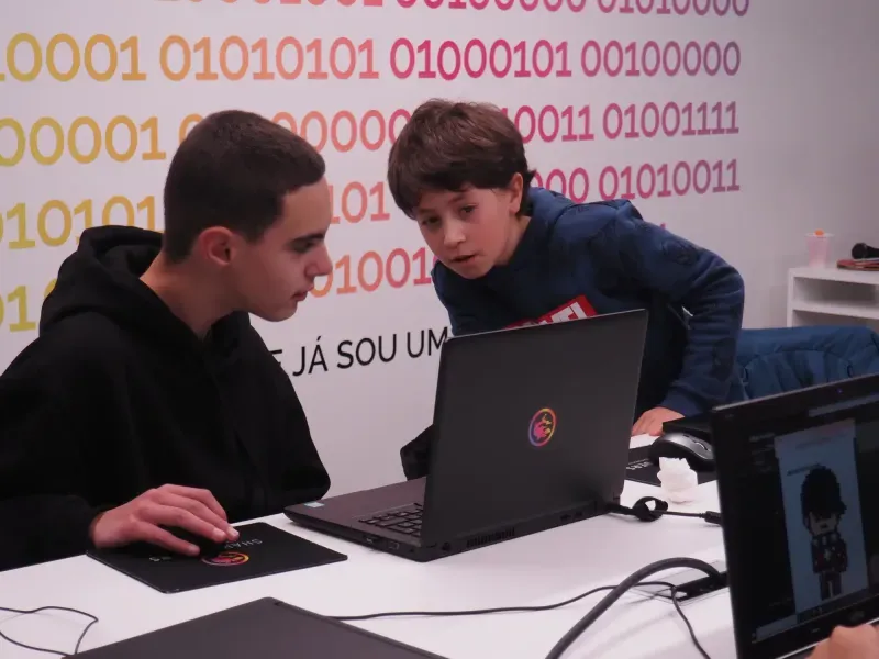 Alumnos de SHARKCODERS trabajando en un proyecto de programación