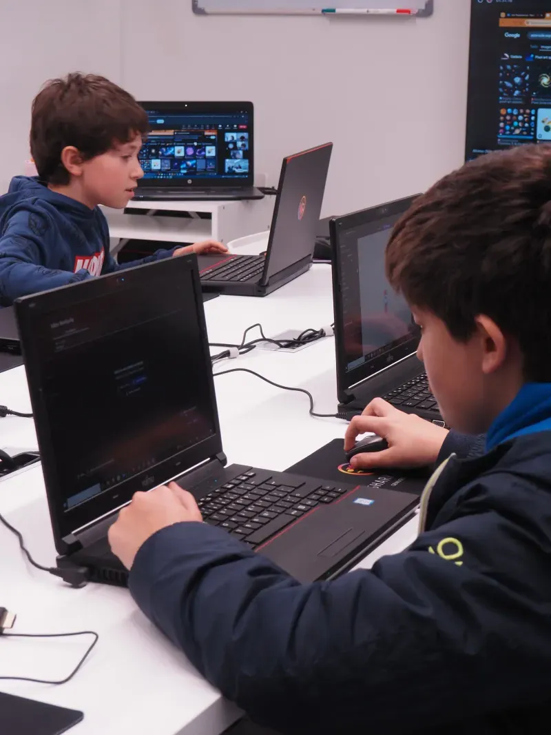 Profesor y alumnos en una sesión práctica de SHARKCODERS