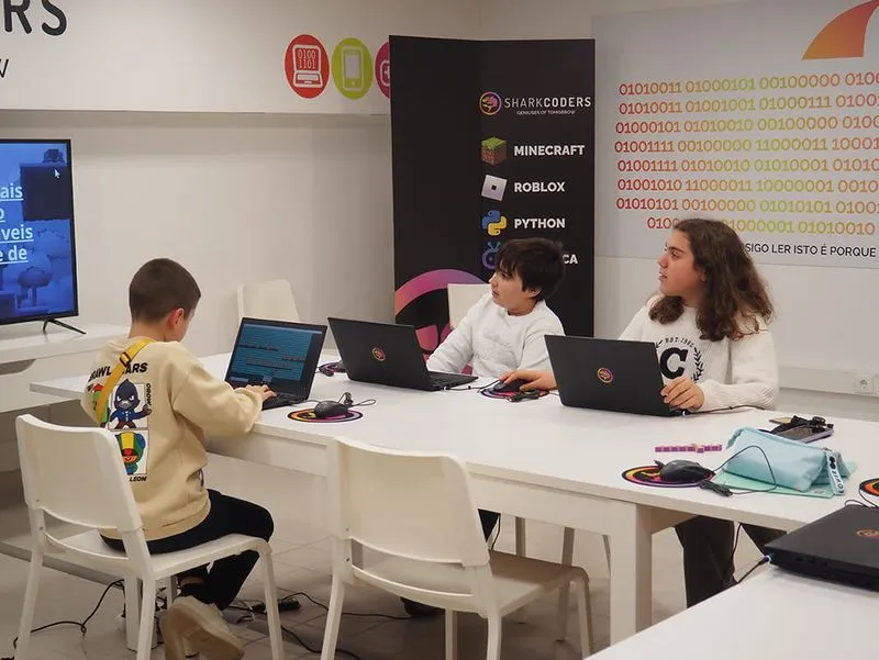 Alumnos creando en un ordenador durante una clase SHARKCODERS