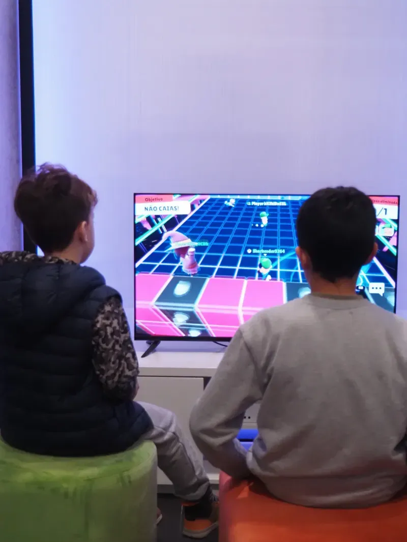 Alumnos en la zona gaming, frente a la pantalla