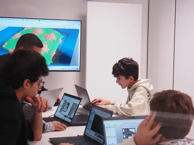 Adolescentes creando un proyecto en los ordenadores
