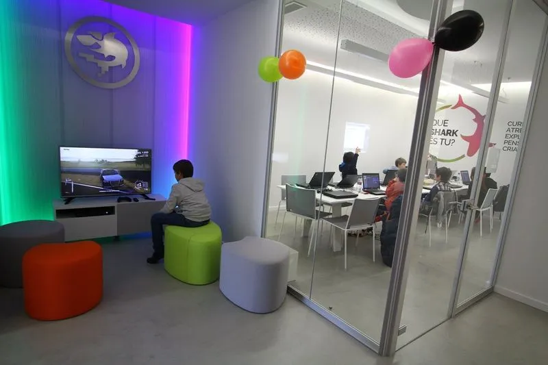 Zona gaming SHARKCODERS junto a la sala de aula